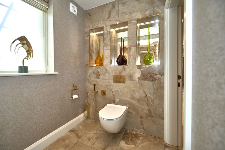 Cloakroom in marble with a wall-hung basin