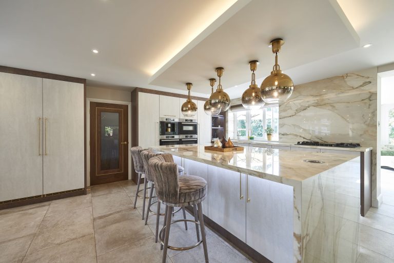Kitchen island with bar seating below pendant lighting