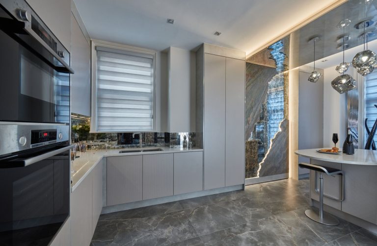 Handleless units and integrated ovens along the working run