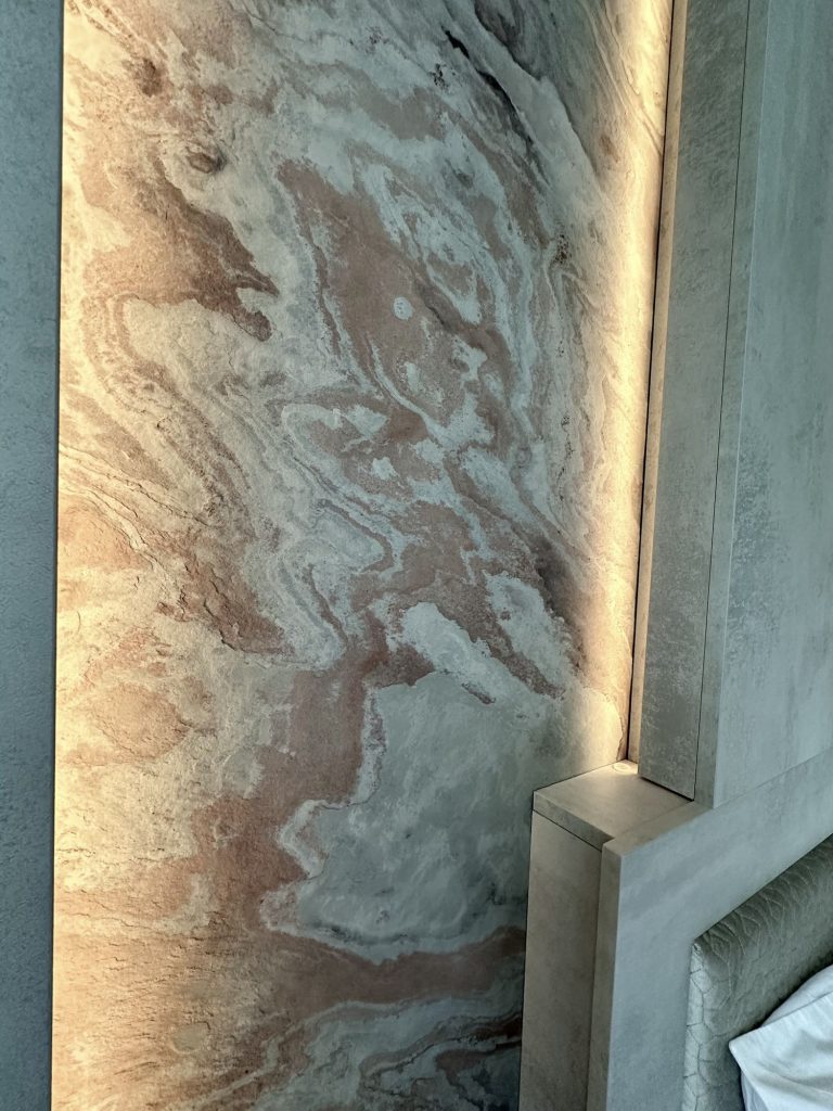 Close view of the veined slate veneer used in the headboard wall
